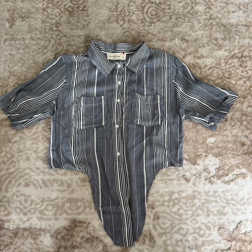 Abercrombie & Fitch blue &  White Striped front Tie crop top women’s S